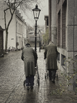 903653 Afbeelding van twee oude heren die met hun rollators wandelen over de Nieuwe Kamp te Utrecht.